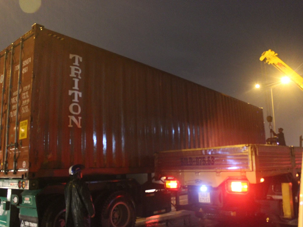 Phương tiện cứu hộ được huy động để di dời phương tiện.